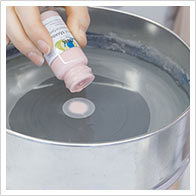 Llenar un cubo con agua y añadir de 3 a 5 gotas de pintura de cada color.